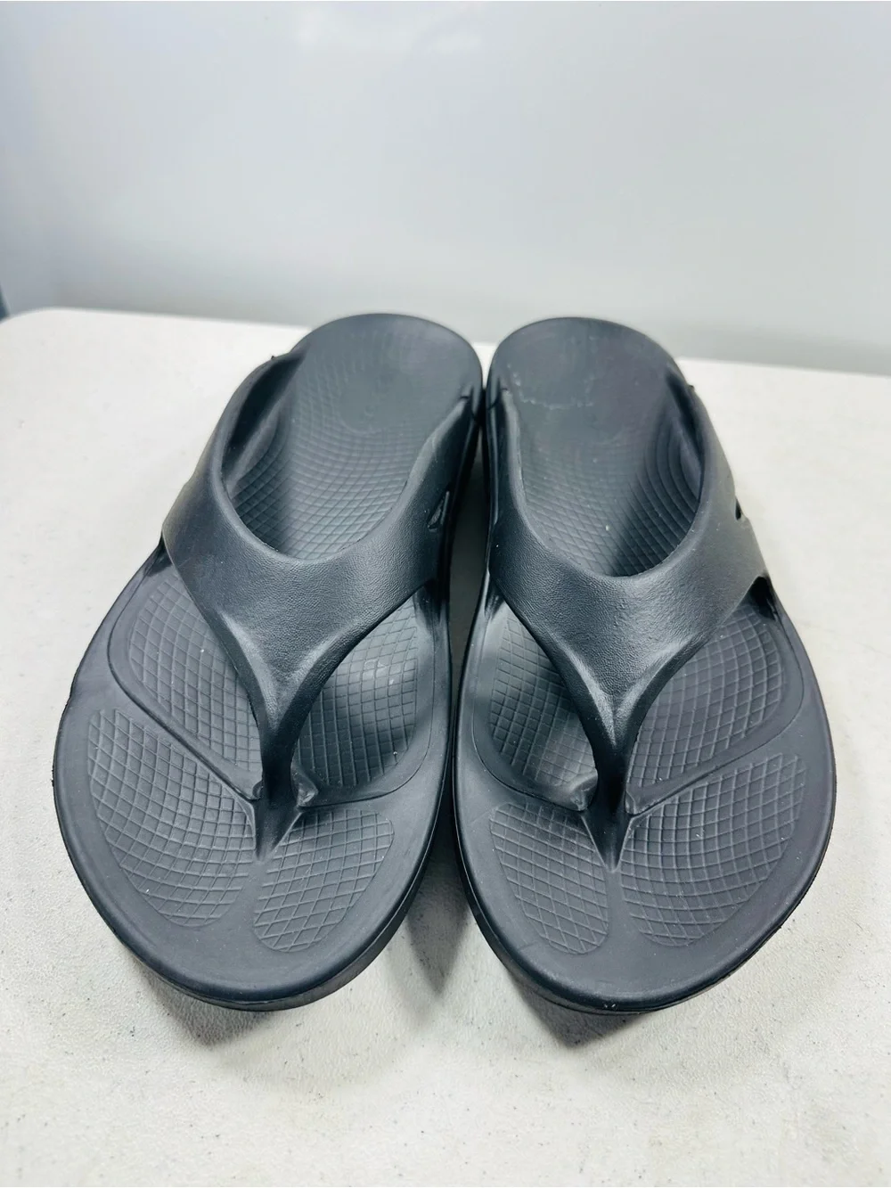 OOFOS OOriginal recovery sandals in black, size M10.W12